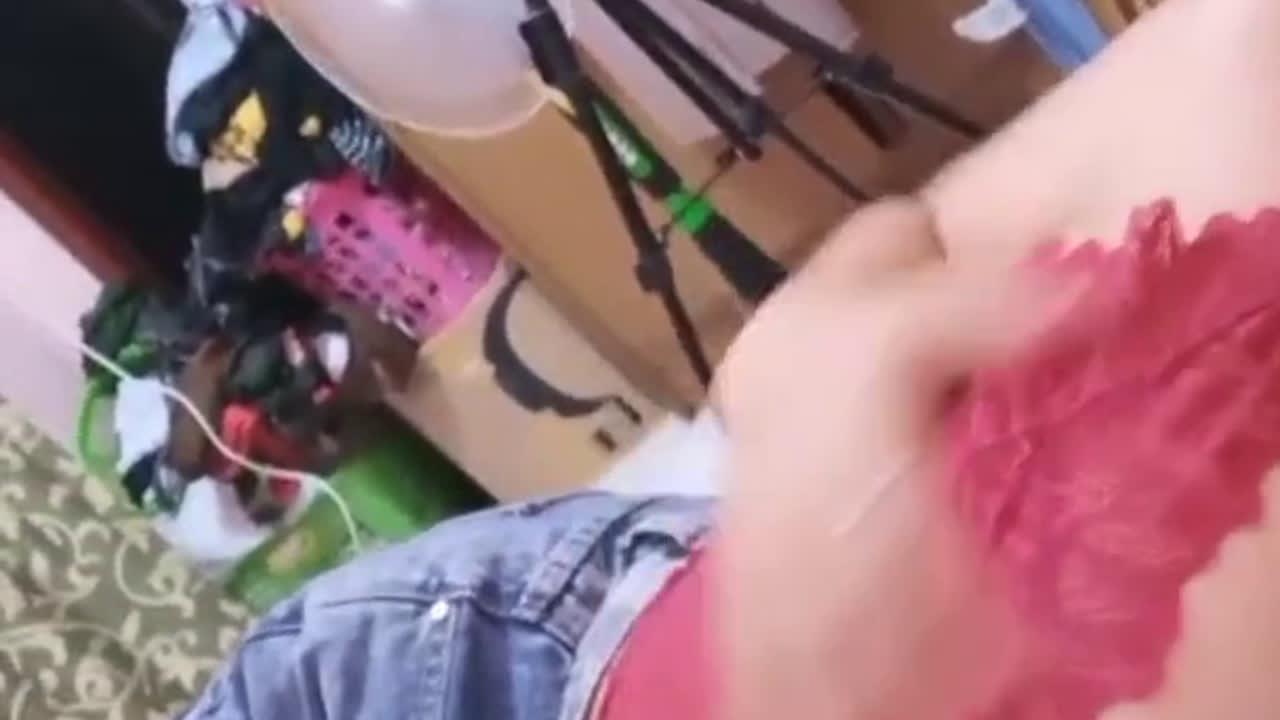 Clara show toket pentil