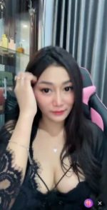 Reva belahan dada montok bening