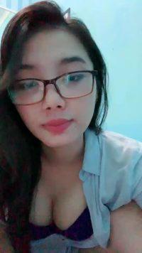 Lia cantik buka baju beha biru bening mulus