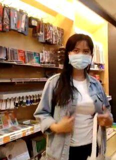 Siskaeee lepas bra di toko publik