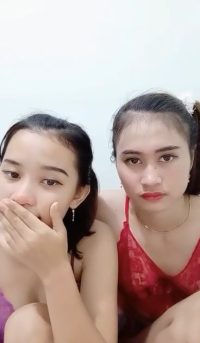 Shelly dan Temennya pamer tetek