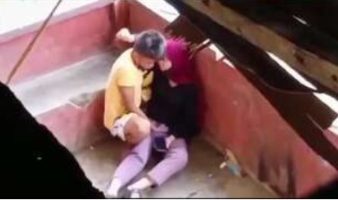 Ngintip Cewek Hijab Mesum di Rumah Kosong