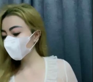 Merry Host Cantik show uting Toket Transparan