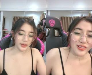 2 Jam Bersama Lidya Danira Cakep Berkacamata